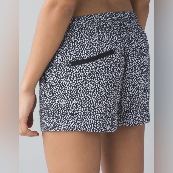 🖤 Lululemon Spring Break Away Short
Miss Mosaic Black - Picture 3 of 11